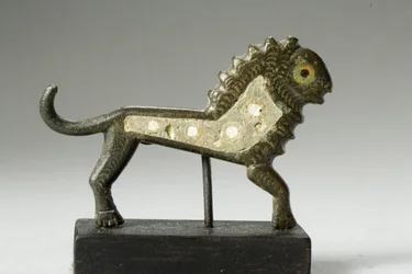 Fíbula de un león, siglo II-III d.C. (bronce con incrustaciones de esmalte)
